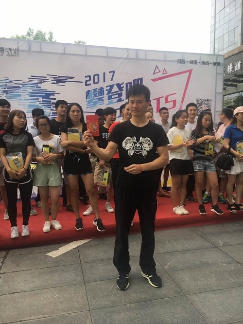 海藍(lán)機(jī)電員工與獎(jiǎng)品留影 海藍(lán)機(jī)電員工與獎(jiǎng)品留影