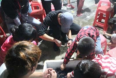 海藍(lán)機(jī)電員工處理食物 海藍(lán)機(jī)電員工處理食物