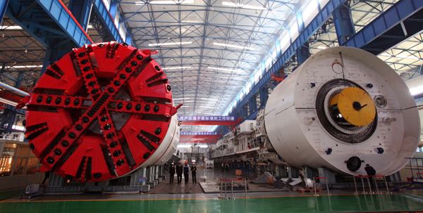 盾構機大腦內(nèi)部控制核心是PLC控制系統(tǒng)，PLC控制系統(tǒng)有7個優(yōu)勢